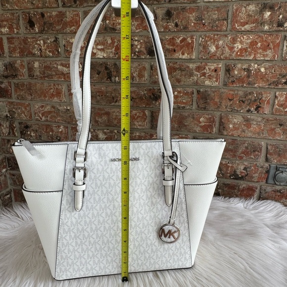 Micheal Kors purse - Picture 4 of 7